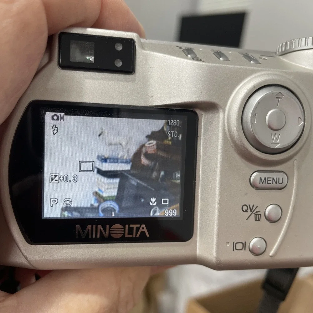 Minolta DIMAGE S404 4.0 MP Digital Camera 4X Zoom+Batteries+Memory Card